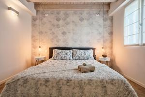 1 dormitorio con 1 cama grande y 2 lámparas en Trevisohome BOTTENIGA, en Treviso