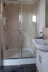 een badkamer met een douche en een wastafel bij The Annex at Church View Barn in Snitterby