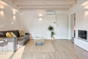 a living room with a couch and a tv at Trevisohome BOTTENIGA in Treviso