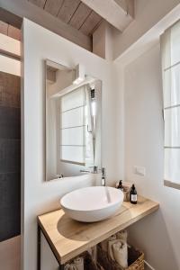 uma casa de banho com um lavatório branco e um espelho. em Trevisohome BOTTENIGA em Treviso