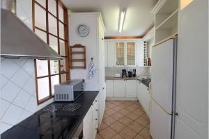 Η κουζίνα ή μικρή κουζίνα στο Superb Seaview @ 3BR Camarque Apt Umdloti Beach!