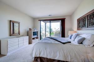 een slaapkamer met een groot bed en een televisie bij Borrego Springs Hideaway Pool Table, Mtn Views! in Borrego Springs