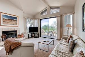 Borrego Springs Hideaway Pool Table, Mtn Views!的电视和/或娱乐中心