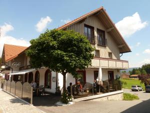 ein Gebäude mit einem Baum davor in der Unterkunft Ferienwohnung BEER in Mauth