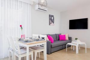 Televízia a/alebo spoločenská miestnosť v ubytovaní Apartament Bursztyn II Klifowa