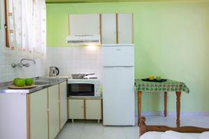 Η κουζίνα ή μικρή κουζίνα στο Kerasoula Apartments