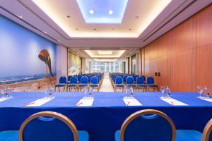 Una sala de conferencias con una mesa y sillas azules. en Exe Coruña, en A Coruña