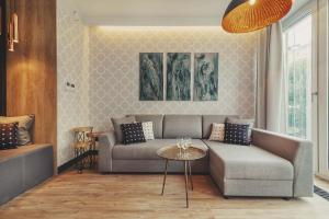 een woonkamer met een bank en een tafel bij Sopot Centrum Apartments in Sopot