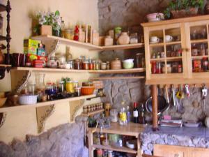 Villa Celestial في Nieve Nieve: مطبخ مع رفوف مليئة بالكثير من الطعام