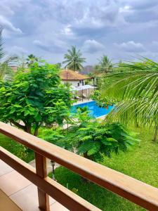Blick auf den Pool vom Balkon eines Resorts in der Unterkunft Flametree Beach Homes in Diani Beach