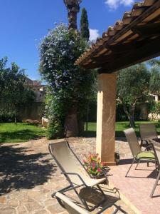 un grupo de sillas de jardín sentadas en un patio en Villa Ylenia Marsala, en Marsala