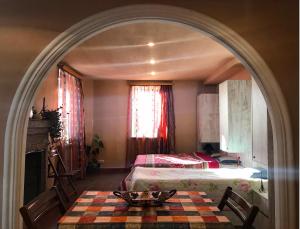 une voûte dans une chambre avec 2 lits et une table dans l'établissement Golden House, à Tbilissi