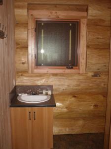 baño con lavabo y ventana en Porteau Cove Olympic Legacy Cabins, en Furry Creek