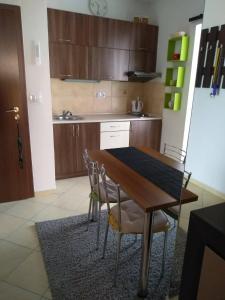 cocina con mesa de madera y sillas en una habitación en Apartmán Mery, en Podhájska