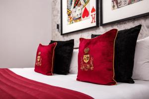 Postel nebo postele na pokoji v ubytování Signature Suites