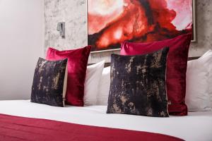 Postel nebo postele na pokoji v ubytování Signature Suites