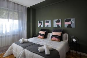 una camera da letto con un grande letto con cuscini sopra di LA PERLA DEL DUERO a Zamora