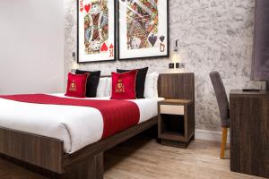 Postel nebo postele na pokoji v ubytování Signature Suites