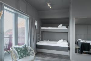 een slaapkamer met 2 stapelbedden en een balkon bij Hotell Käringön in Käringön