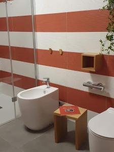 y baño con bañera y aseo. en Hotel Miramonti, en Castel del Monte
