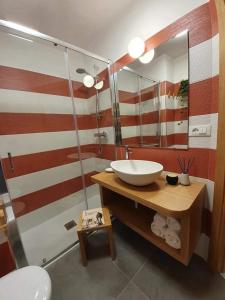 baño con lavabo y espejo grande en Hotel Miramonti, en Castel del Monte