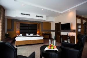 um quarto de hotel com uma cama, uma mesa e cadeiras em Art Hotel William em Bratislava