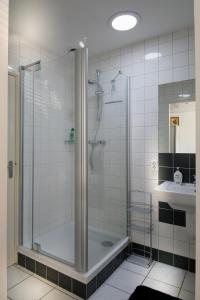HeerdeにあるBED & BREGMAN op de VELUWEのバスルーム(ガラス張りのシャワー、シンク付)