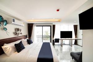 TV a/nebo společenská místnost v ubytování RoomQuest Sukhumvit36 BTS Thonglor