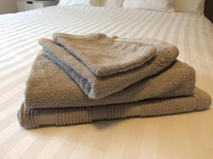 una pila de toallas sentadas encima de una cama en Apartment nähe Ettlingen - 15 min zur Messe Karlsruhe en Malsch