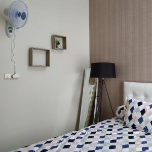um quarto com uma cama e uma ventoinha em Villa Kayana F15 - 2 Bedroom Full AC em Karangploso
