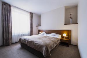 Un pat sau paturi într-o cameră la Hotel Mario