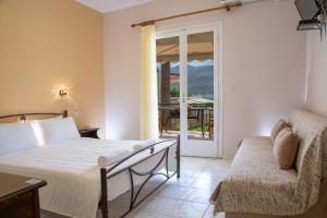 Ένα ή περισσότερα κρεβάτια σε δωμάτιο στο Kerasoula Apartments