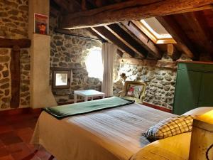 Łóżko lub łóżka w pokoju w obiekcie Casona de Saltus, espectacular casona en Sotosalbos,10min de Segovia