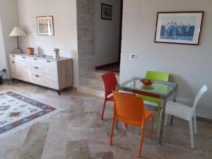 a dining room with a glass table and chairs at Miscalè House in Cattolica Eraclea