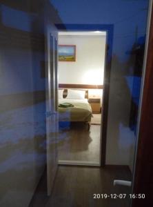 ヤブルニツァにあるCottage Palitraのベッドルーム(ベッド1台、鏡付)が備わります。