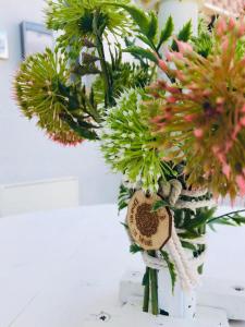 a vase filled with flowers on a table at Dimore di Mare in San Pietro Vernotico
