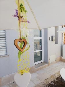 a room with a heart hanging from a wall at Dimore di Mare in San Pietro Vernotico