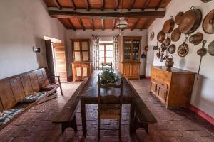 una cucina con tavolo in legno, pentole e padelle di Agriturismo La Fontaccia a Montiano
