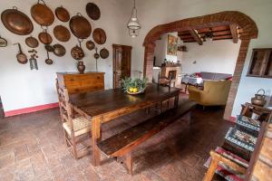 una cucina con tavolo in legno e alcune pentole e padelle di Agriturismo La Fontaccia a Montiano