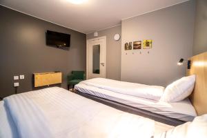 Ένα ή περισσότερα κρεβάτια σε δωμάτιο στο JBP Hotell