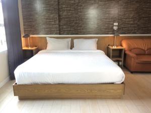 Un pat sau paturi într-o cameră la Bourbon St. Boutique Hotel