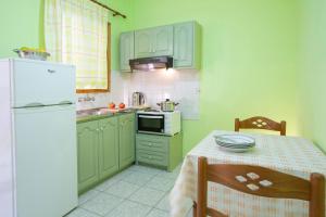 Kuchyň nebo kuchyňský kout v ubytování Kerasoula Apartments