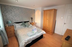 1 dormitorio con 1 cama y suelo de madera en Doncaster - Hatfield - Large Private Garden & Parking - 2 Bedroom House - Very Quiet Cul De Sac Location en Doncaster