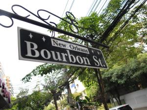 un letrero de calle para la calle Bourbon de Nueva Orleans en Bourbon St. Boutique Hotel, en Bangkok