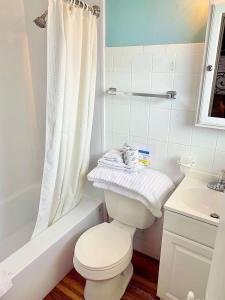 bagno bianco con servizi igienici e lavandino di Ebb Tide Resort a Pompano Beach