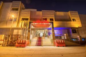 ein Gebäude mit einem roten Schild auf der Vorderseite in der Unterkunft Neyaara Hotel - Al Takhassusi in Riad