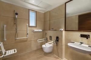 Ramada by Wyndham Gandhidham Shinay的一间浴室