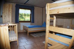 
Ein Etagenbett oder Etagenbetten in einem Zimmer der Unterkunft Bio-Erlebnisbauernhof Doll
