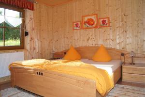 
Ein Bett oder Betten in einem Zimmer der Unterkunft Bio-Erlebnisbauernhof Doll
