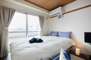 a bedroom with a large bed and a large window at Sun white Gyoutoku 202 in Urayasu